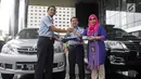 Plt Koordinator Unit Kerja Labuksi KPK Irene Putri menyerahkan barang sitaan ke Direktur Pelayanan Tahanan dan Pengelolaan Benda Sitaan dan Barang Rampasan Negara Wahidin di Gedung KPK Jakarta, Selasa (30/1). (Liputan6.com/Herman Zakharia)