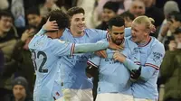 Para pemain Manchester City merayakan gol yang dicetak oleh Riyad Mahrez ke gawang Tottenham Hotspur pada laga Liga Inggris di Stadion Etihad, Kamis (19/1/2023). Manchester City menciptakan comeback sensasional saat menjamu Tottenham Hotspur di Liga Inggris. (AP Photo/Dave Thompson)