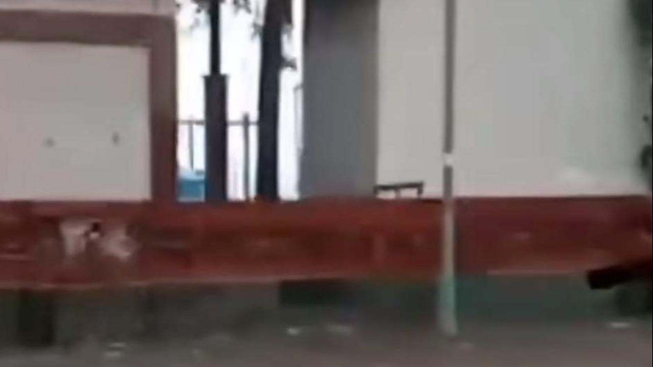 Banjir di Jalanan Pantai Kuta, Badung, Bali dimanfaatkan oleh wisatawan asing untuk bermain surfing.&nbsp;Video beberapa bule surfing di jalanan Kuta pun viral di media sosial (medsos).