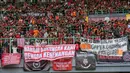 Suporter Persija Jakarta memasang spanduk protes saat pertandingan melawan Perseru Badak Lampung pada laga Liga 1 2019 di Stadion Patriot, Bekasi, Minggu (1/9). Persija takluk 0-1 dari Badak Lampung. (Bola.com/M Iqbal Ichsan)