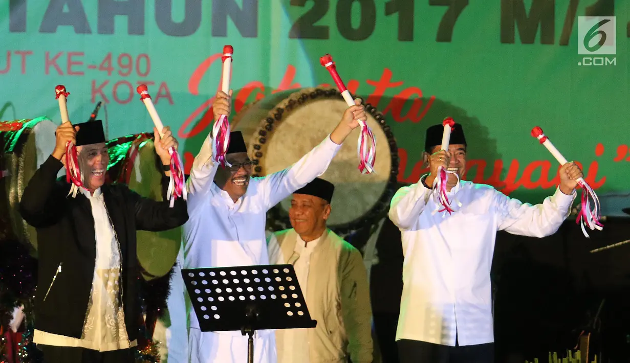 Gubernur DKI Jakarta, Djarot Saiful Hidayat (tengah) bersiap memukul beduk dalam Festival Pukul Beduk dan Gema Takbir 2017 di Balai Kota, Jakarta, Sabtu (24/6). Kegiatan tersebut untuk merayakan Hari Raya Idul Fitri 1438 H. (Liputan6.com/Angga Yuniar)