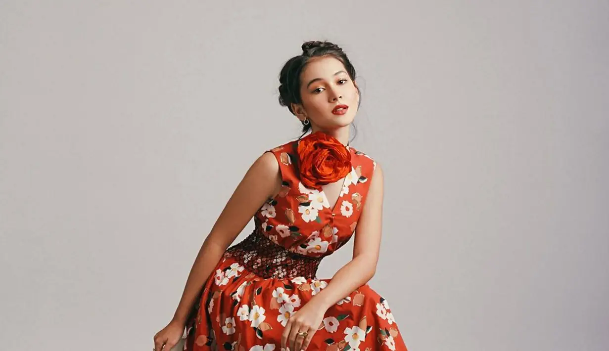 Aktris dan model muda yang mengawali kariernya sejak usia 5 tahun di layar kaca. Ia banyak berperan sebagai anak yang menggemaskan dalam awal penampilannya tersebut. Kini seiring berjalannya waktu, gadis yang kerap disapa Drinna ini sudah banyak berperan di belasan film dan sinetron. (Liputan6.com/IG/@sandrinna_11)