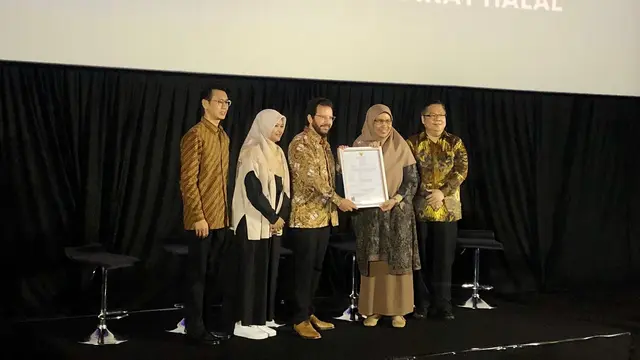 Penyerahan sertifikaf halal kepada Cinepolis