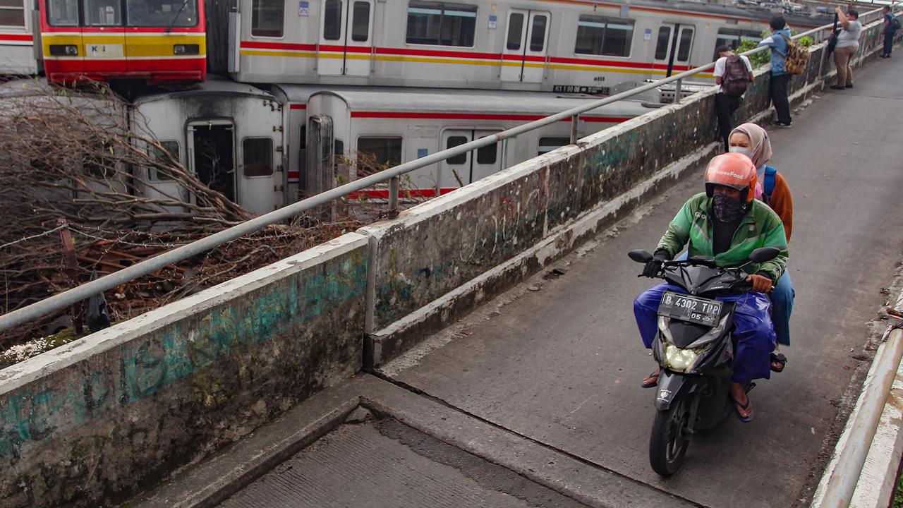 FOTO: Gerbong KRL Tak Terpakai Bertumpuk di Depok Picu Rasa Penasaran Warga