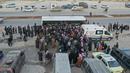 Foto udara menunjukkan pengungsi Suriah yang tinggal di Turki menunggu untuk naik bus melalui penyeberangan perbatasan Bab al-Hawa utara, pada 17 Februari 2023, saat mereka kembali ke Suriah setelah gempa bumi yang mematikan. Turki minggu ini mengizinkan warga Suriah di bawah perlindungannya yang memegang kartu identitas dari salah satu provinsi yang dilanda gempa untuk pergi antara tiga dan enam bulan. (AFP/Omar Haj Kadour)