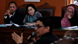 Kuasa hukum KPK memperhatikan keterangan yang disampaikan oleh Zainal Arifin Mochtar. Zainal sengaja dihadirkan menjadi saksi ahli oleh kuasa hukum KPK, Pengadilan Negeri Jakarta Selatan, Jumat (13/2/2015). (Liputan6.com/Johan Tallo)