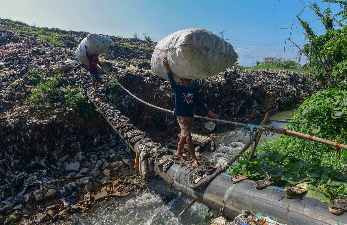 FOTO: Aliran Kali Pesanggrahan Menyempit Akibat Longsoran Sampah TPA Cipayung