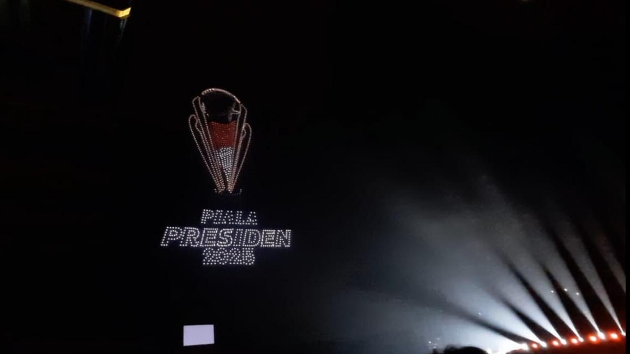 Atraksi 1400 Drone Menghiasi Langit Bandung di Closing Ceremony Piala Presiden 2025