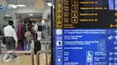 Petugas memeriksa calon penumpang yang akan masuk terminal 2E Bandara Soekarno Hatta, Tangerang, Senin (6/7/2015). Pasca insiden kebakaran pada Minggu (5/6) lalu, situasi terminal 2E Bandara Soekarno Hatta mulai normal. (Liputan6.com/Herman Zakharia)