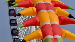 Orang-orang menerbangkan layang-layang selama Festival Layang-Layang Internasional ke-33 di Berck-sur-Mer, Prancis utara, Sabtu (6/4/2019). Festival Layang-Layang Internasional ini diselenggarakan setiap bulan April dan berlangsung selama 10 hari.  (Photo by Philippe HUGUEN / AFP)