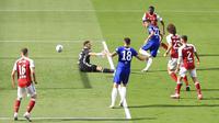 Pemain Chelsea, Christian Pulisic, mencetak gol ke gawang Arsenal pada laga final Piala FA di Stadion Wembley, London, Sabtu (1/8/2020). Arsenal menang 2-1 atas Chelsea. (Adam Davy/Pool via AP)