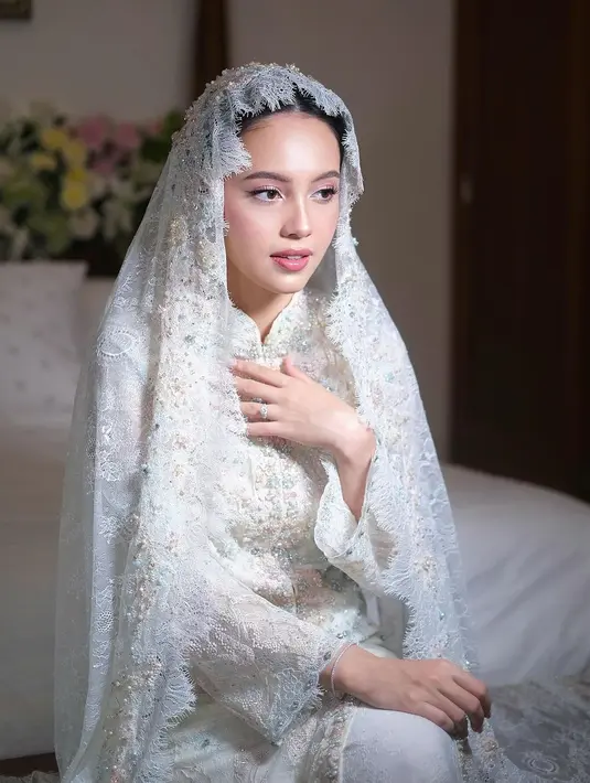 Pemeran Sijjin itu memancarkan keanggunan dibalut lace dress perpaduan warna white dan beige lansiran lace by artkea. [@anggikabolsterli].