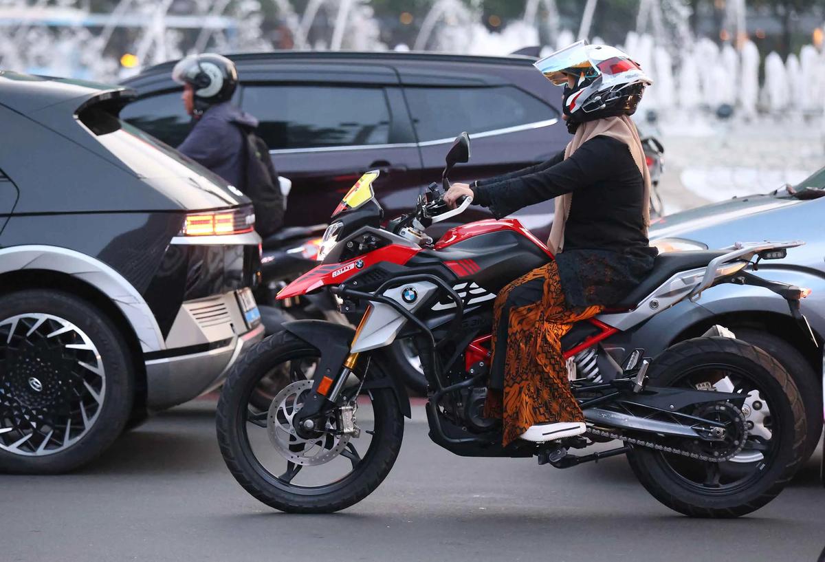 FOTO: Kebaya Warnai Peringatan Hari Kartini di Ruang Publik