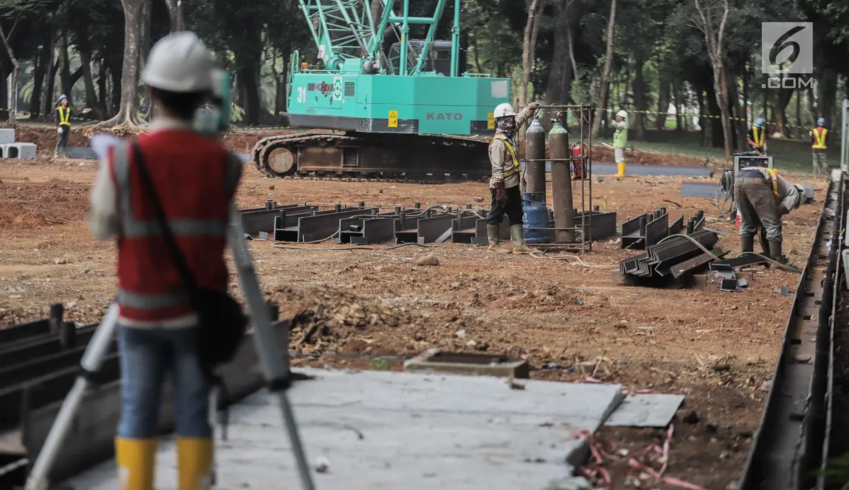 Pekerja menyelesaikan proyek pembangunan mass rapid transit (MRT) fase II rute Bundaran HI-Kota di Taman Monumen Nasional (Monas), Jakarta, Selasa (2/7/2019). Biaya yang akan dihabiskan dalam pembangunan MRT fase II akan jauh lebih besar dibanding fase I. (Liputan6.com/Faizal Fanani)