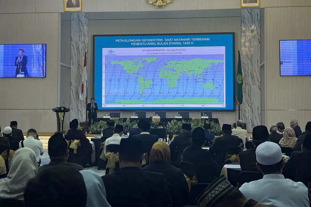 Anggota Tim Hisab dan Rukyat Kemenag Cecep Nurwendaya memberikan pemaparan dalam sidang isbat penentuan Idul Fitri 2024, Selasa (9/4/2024).
