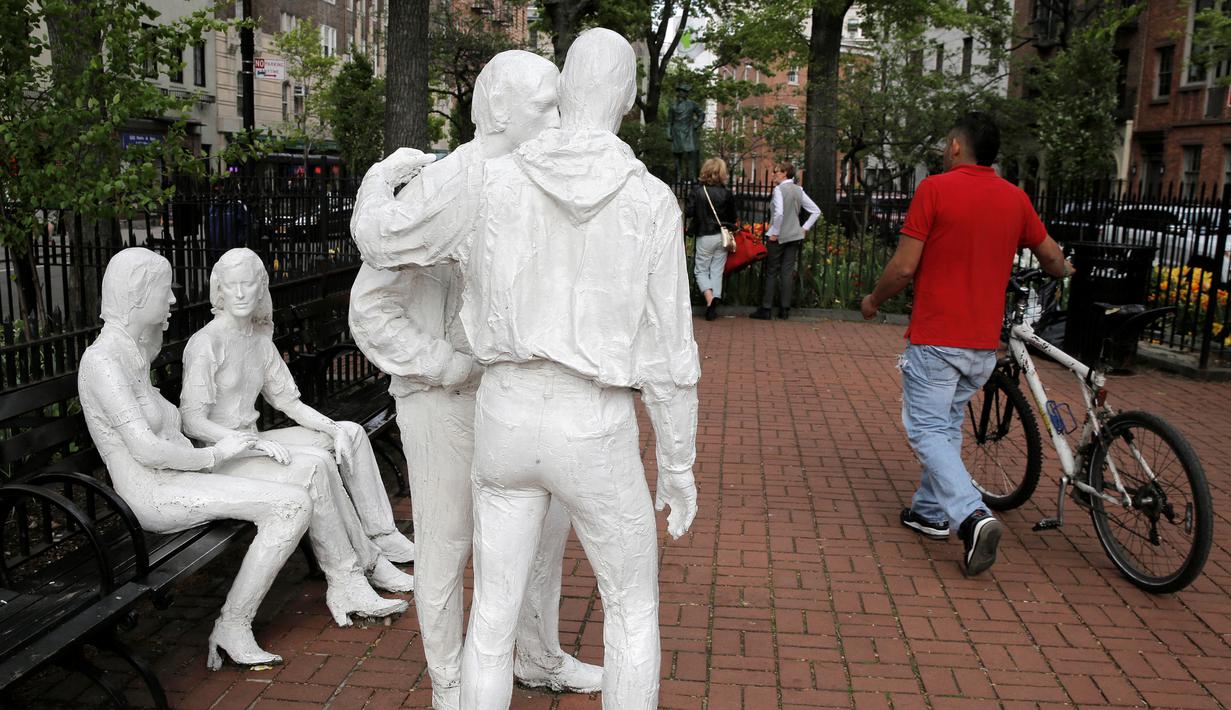 Sebuah patung yang disebut 'Gay Liberation' terlihat di Christopher Park, Greenwich Village New York City, AS, (9/5). Patung ini dibuat pada tahun 1979 oleh pematung George Segal. (REUTERS / Brendan McDermid)