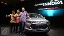 Presdir Toyota Astra Motor (TAM) Hiroyuki Fukui (tengah) saat peluncuran All-New Innova di Jakarta, Senin (23/11). Toyota mematok harga Rp282 juta untuk All New Innova tipe terendah dan Rp423.800.000 untuk tipe tertinggi. (Liputan6.com/Angga Yuniar)