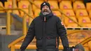 Manajer tim Wolverhampton Wanderers, Nuno Espirito Santo memberi instruksi kepada pemainnya saat menghadapi Leicester City dalam laga lanjutan Liga Inggris 2020/21 pekan ke-23 di Molineux Stadium, Minggu (7/2/2021). Wolverhampton bermain imbang 0-0 dengan Leicester. (AFP/Justin Tallis/Pool)