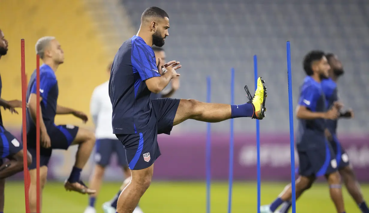 Bek timnas Amerika Serikat,  Cameron Carter-Vickers mengikuti sesi latihan resmi menjelang matchday 2 Grup B Piala Dunia 2022 kontra Inggris, di Stadion Al-Gharafa SC, di Doha, Kamis (24/11/2022). Dengan pemain-pemain seperti pulisic, Weah, Weston McKennie, maupun Sergino Dest, AS jelas tak bisa diremehkan. (AP Photo/Ashley Landis)