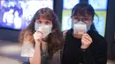 Pengunjung menunjukkan tiket mereka di sebuah bioskop di Wuhan, Provinsi Hubei, China, Senin (20/7/2020). Dengan mengambil berbagai langkah pencegahan COVID-19, bioskop-bioskop di Kota Wuhan mulai kembali dibuka secara bertahap pada 20 Juli 2020. (Xinhua/Xiao Yijiu)