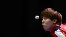 Atlet tenis meja putri Singapura, Zhou Yihan berusaha mengembalikan bola saat berhadapan dengan rekan senegaranya Feng Tian Wei pada SEA Games 2017 di Kuala Lumpur, Malaysia, Jumat, (22/8). (AFP Photo/Mohd Rasfan)