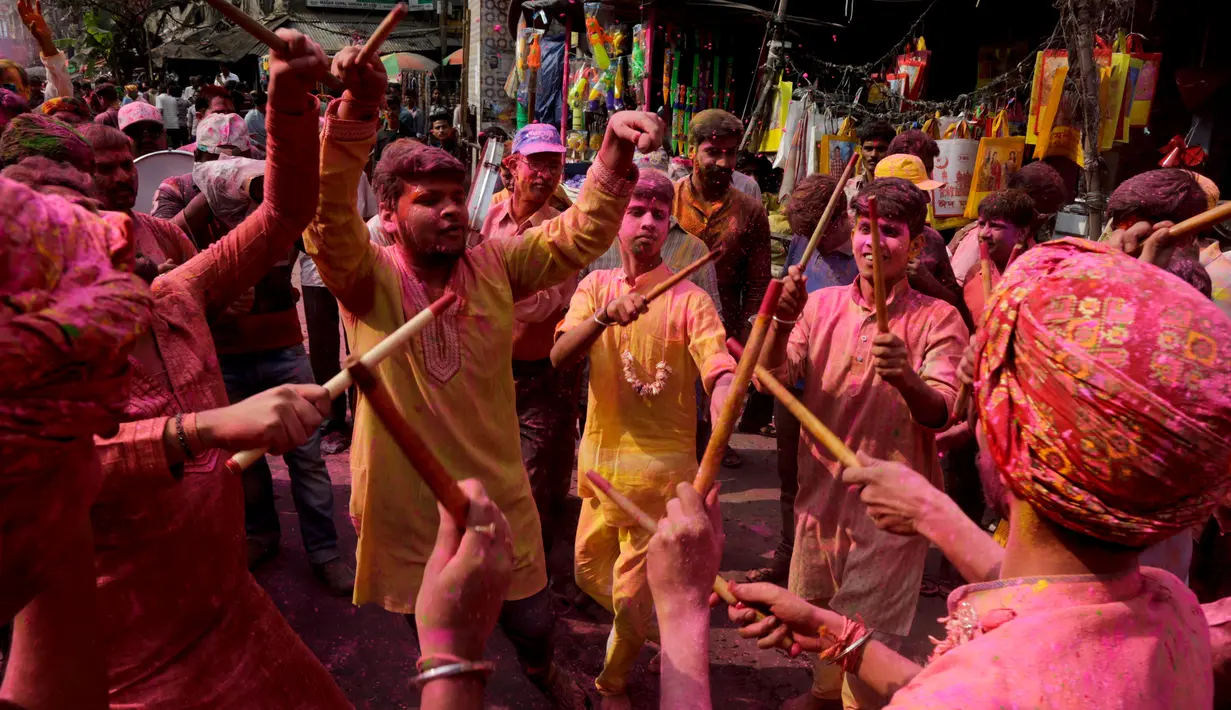 Warga menari di jalanan saat merayakan Festival Holi di Kolkata, India, Rabu (28/2). Festival ini juga mendatangi datangnya musim semi. (AP Photo/Bikas Das)