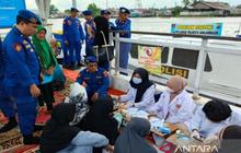 Tahukah Anda, Poliklinik Terapung Polresta Banjarmasin Layani 50 Warga Pesisir dengan Pengobatan Gratis?