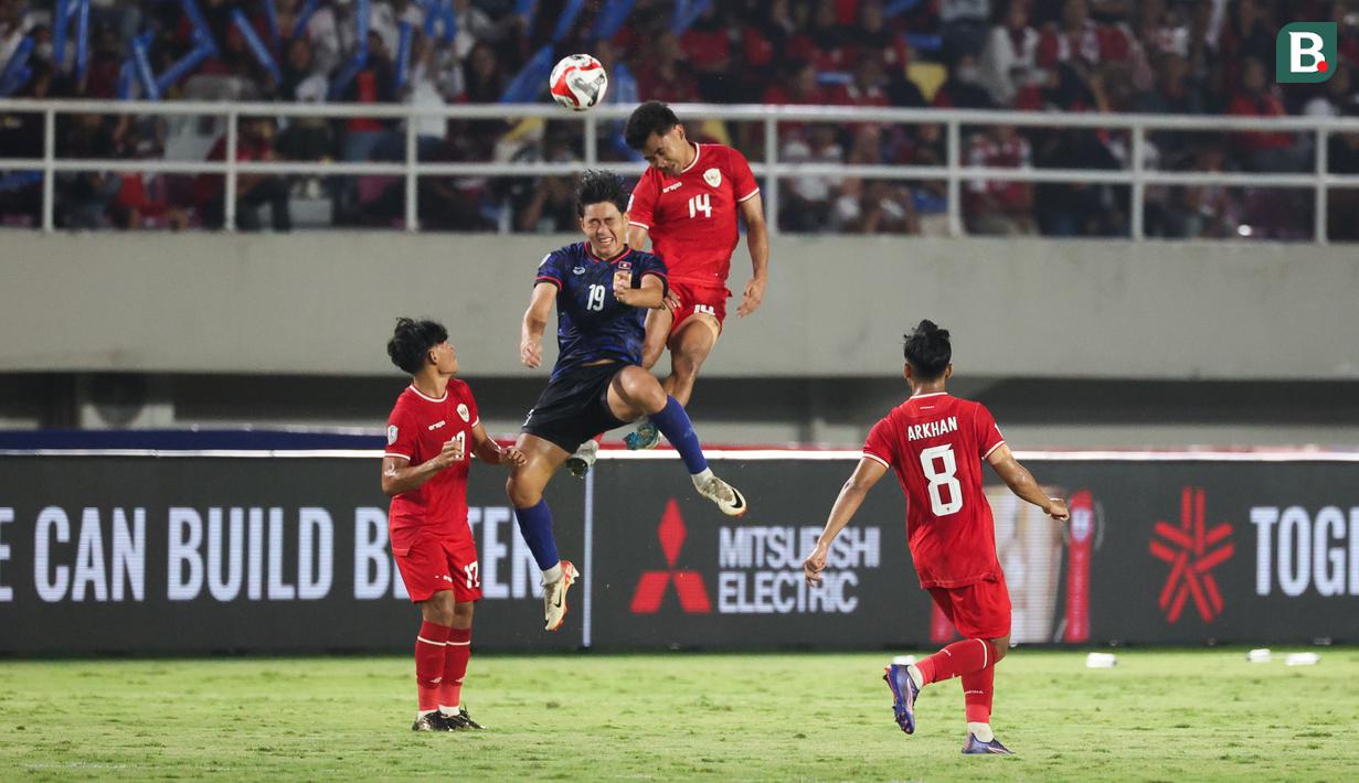 <p>Pemain Timnas Indonesia,&nbsp;Asnawi Mangkualam Bahar berduel udara dengan pemain Laos,&nbsp;Phousomboun Panyavong pada laga&nbsp;lanjutan Grup B Piala AFF 2024 di Stadion Manahan, Solo, Jawa Tengah, Kamis (12/12/2024). (Bola.com/Abdul Aziz)</p>