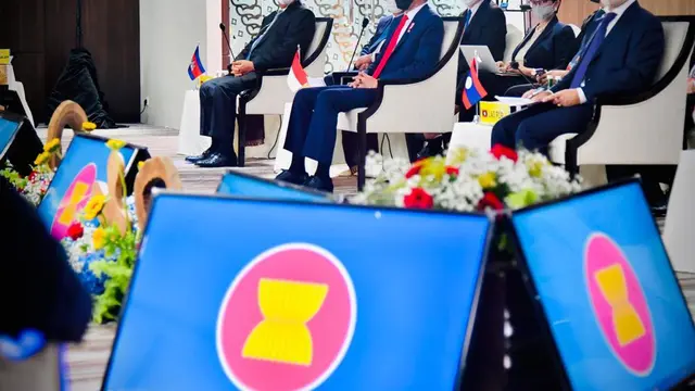 Presiden Jokowi didampingi Menlu Retno hadir dalam ASEAN Leaders Meeting bersama dengan para pemimpin negara ASEAN dan fokus membahas isu Myanmar.