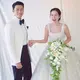 Pasangan selebriti Hyun Bin dan Son Ye Jin tampil menawan berbusana serba putih di hari pernikahan.
 (Instagram/vast.ent).