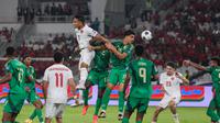 Pemain Timnas Indonesia, Rizki Ridho (kiri) berduel udara dengan pemain Arab Saudi, Saud Abdulhamid dan Faisal Al-Ghamdi pada laga lanjutan putaran ketiga Grup C Kualifikasi Piala Dunia 2026 di Stadion Utama Gelora Bung Karno (SUGBK), Senayan, Jakarta, Selasa (19/11/2024). (Bola.com/Abdul Aziz)