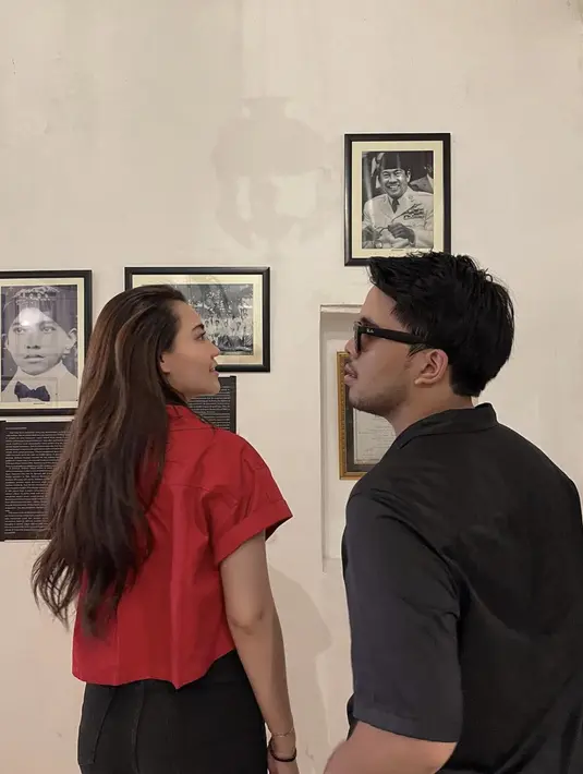 Tampilan Aaliyah dan Thariq didominasi gaya kasual. Keduanya tampil dengan kemeja kasual yang terlihat statement