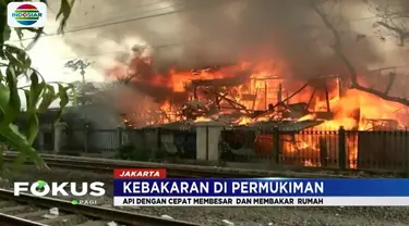 Sejumlah warga hanya bisa menangis histeris karena tidak sempat menyelamatkan tempat tinggal mereka yang umumnya merupakan bangunan semi permanen.