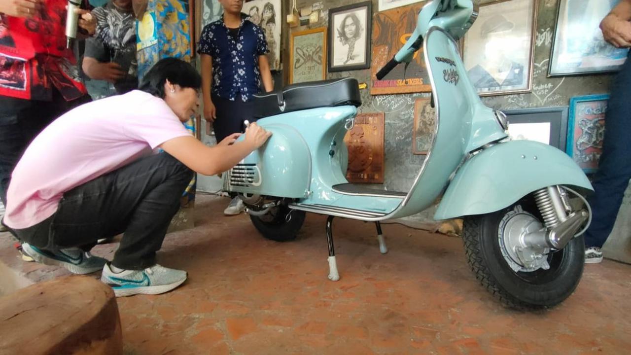 Konkretnya, Elders dan Slank ada memasarkan 4.040 unit motor dan skuter klasik, hasil konversi langsung oleh&nbsp; Elders Elettrico dan para mitranya di seluruh Indonesia.<br>