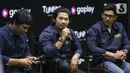 Pemeran utama Tunnel Donny Alamasyah memberi keterangan pers serial GoPlay Original “Tunnel”, di Jakarta, Selasa (10/12/2019). Kemasan serial Tunnel yang diluncurkan GoPlay bekerja sama dengan Base Entertainment akan tayang mulai 23 Desember 2019. (Liputan6.com/Fery Pradolo)
