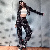 Lisa BLACKPINK memang dikenal memiliki style hip hop yang kece. Kamu bisa mix and match crop bomber jacket dengan cargo pants. Tambahkan beanie sebagai aksesori untuk memperkuat tampilan hip hopmu. (Instagram/lalalalisa_m).