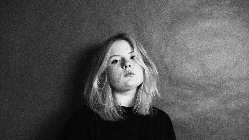 Bukan karena tidak peduli, Kelima zodiak berwajah dingin ini hanya sulit menunjukkan emosi. (Foto: Unsplash.com/Maria Lysenko).