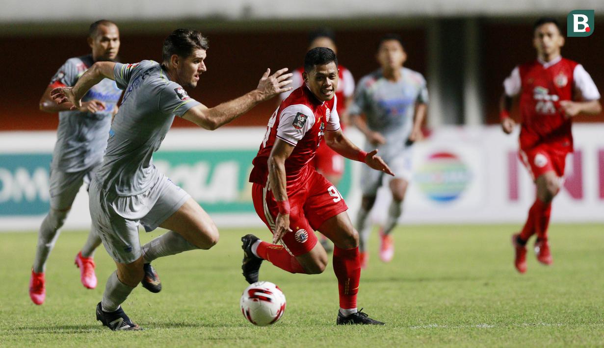 Umpan dari Riko Simanjuntak diterima dengan dingin oleh Taufik Hidayat. Dia kemudian melepas tendangan keras yang tidak bisa dihalau kiper Persib Bandung, I Made Wirawan. (Bola.com/M Iqbal Ichsan)