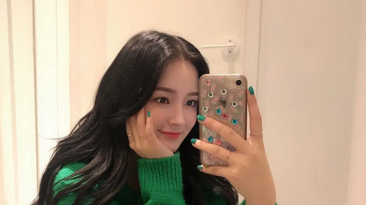 Nancy Momoland  (Instagram/momoland_official -  https://www.instagram.com/p/BvL3tcBgxVj/)