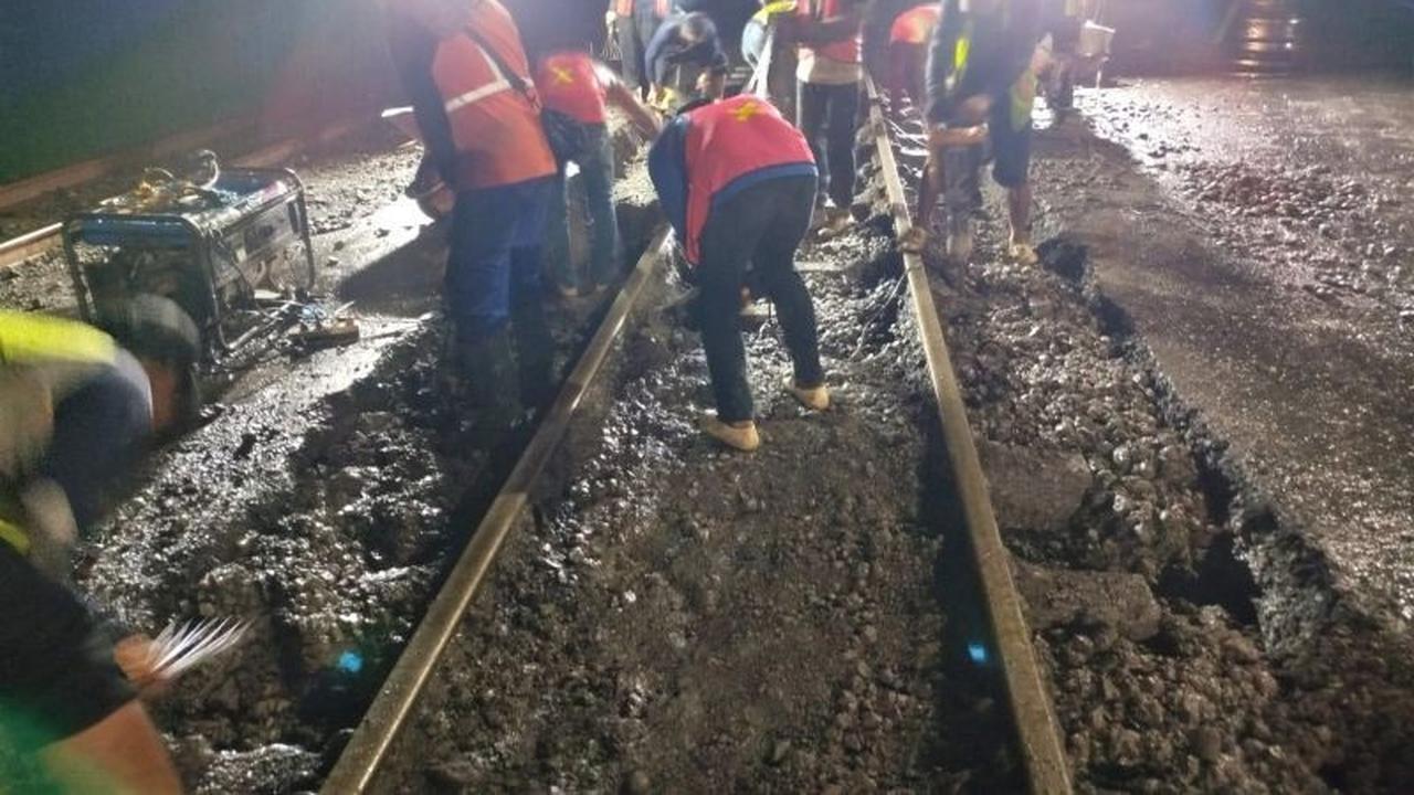 KAI Daop 7 Madiun Gencarkan Perbaikan Perlintasan KAI Ngawi Demi Keamanan Jalur