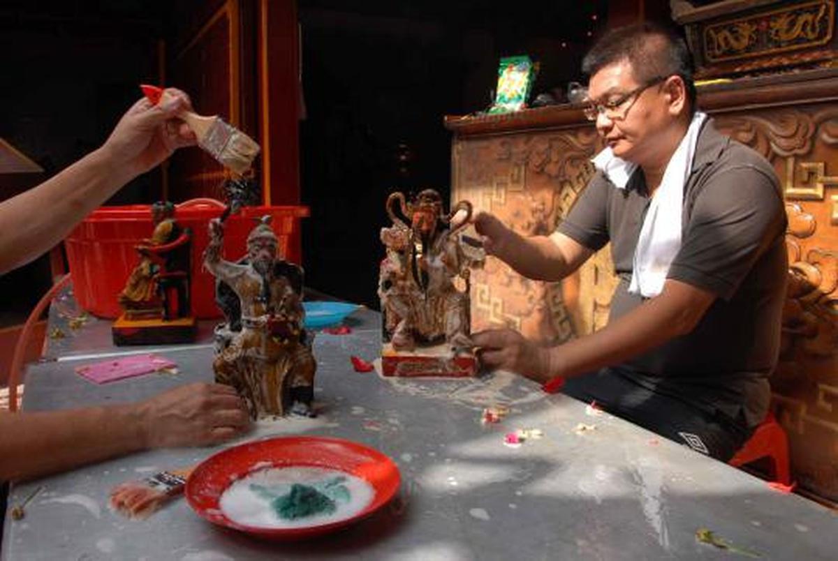 Memandikan patung dewa jelang perayaan Imlek
