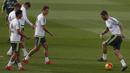 Bek Real Madrid, Sergio Ramos menggiring bola saat berlatih jelang laga La Liga melawan Celta igo di Madrid, Spanyol, Jumat (23/10/2015). (EPA/Mariscal)