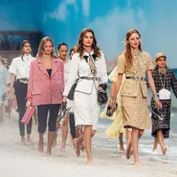 Intip busana pantai yang dihadirkan Chanel di Paris Fashion Week 2018 (instagam/chanelofficial)