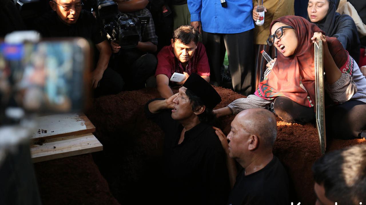 9 Potret Ikang Fawzi di Pemakaman Marissa Haque, Lantunkan Azan dalam Liang Lahad