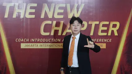 Persija resmi memperkenalkan Shin Tae-yong untuk menggantikan Mauricio Souza dalam konferensi pers di Jakarta International Stadoum (JIS), Jakarta Utara, pada Senin (8/6/2026). (Bola.com/M Iqbal Ichsan)
