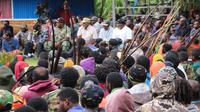 Keluarga korban rusuh Wamena saat menyerahkan tuntutan denda adat kepada pemerintah di Lapangan Wamena. (Liputan6.com/Katharina Janur/Korem 172/PWY)