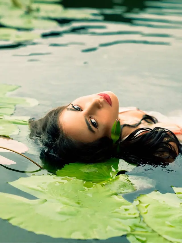 Gaya Pemotretan Valerie Thomas di Tengah Kolam. (Sumber: Instagram/winstongomez)