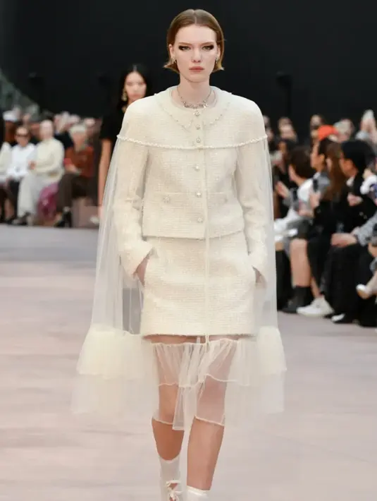 Kain tipis kontras dengan tekstur yang lebih berat, dan jubah tulle ilusi menambah keindahan movement yang sempurna.  [Foto: Chanel.dok]