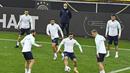 Gelandang Swiss, Xherdan Shaqiri (tengah) bersama rekan-rekannya saat mengikuti sesi latihan tim di Stadion RheinEnergie, Cologne, Jerman (12/10/2020). Swiss akan bertanding melawan Jerman dalam lanjutan UEFA Nations League Divisi A Grup 4 (A4). (AP Photo/Martin Meissner)