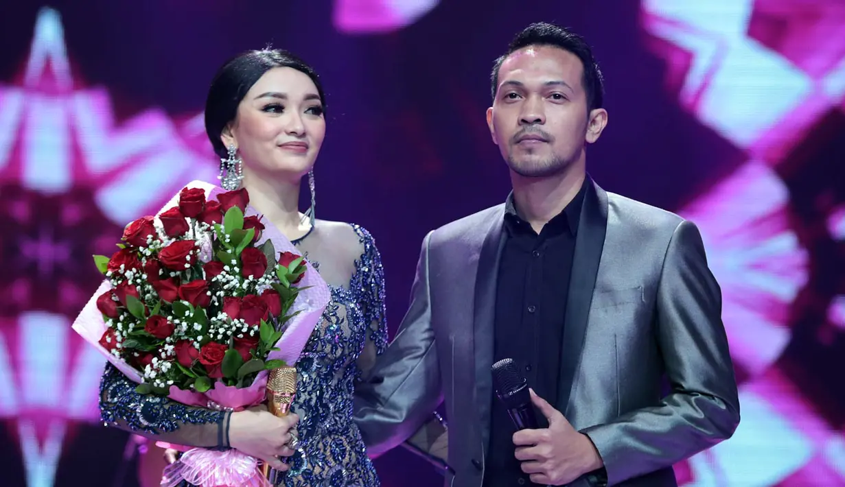 Rona bahagia Zaskia Gotik di Panggung Konser Lebaran Bidadari Dagdut memang tak bisa terbayangkan. Cukup mengejutkan, pasalnya saat itu Zaskia dilamar oleh sang kekasih, Ryan. (Deki Prayoga/Bintang.com)